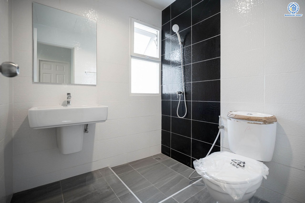 บ้านมือสองตกแต่งใหม่ โครงการ ศุภาลัยการ์เด้นวิลล์ แจ้งวัฒนะ-หลักสี่ เนื้อที่กว่า 63.7 ตร.ว. ฟังก์ชันครบ 3 ห้องนอน 3 ห้องน้ำ 2 ที่จอดรถ บ้านสวย พร้อมเข้าอยู่ ตอบโจทย์ทุกครอบครัว บนทำเลเดินทางสะดวก เข้าสู่ใจกลางเมืองได้อย่างสะดวกสบาย ใกล้ทางด่วนศรีสมานและรถไฟฟ้าสายสีแดง "สถานีดอนเมือง"